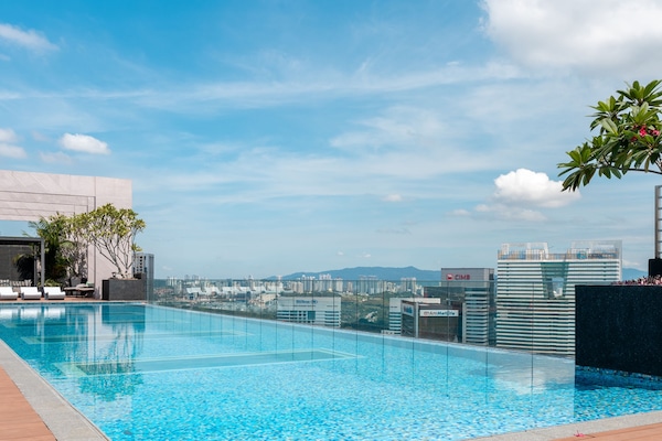Una piscina al aire libre, camas de piscina gratis