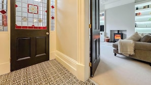 Una sala de estar moderna con chimenea, un sofá y una estantería.