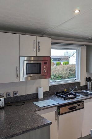 Fridge, microwave, oven, stovetop - Coastal Retreat, Sleeps 6 - Near Beach w Parking (Bude)