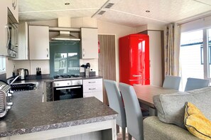 Fridge, microwave, oven, stovetop - Coastal Retreat, Sleeps 6 - Near Beach w Parking (Bude)
