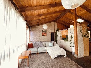 Fernseher, Kamin, Bücher