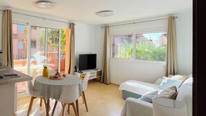 A modern hotel room with a dining area, a TV, and a bed. - Mediterranean View, in Mar Menor Golf Resort (Torre Pacheco)