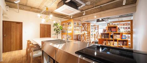 المنشأة من الداخل