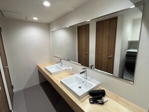 Een haardroger, handdoeken