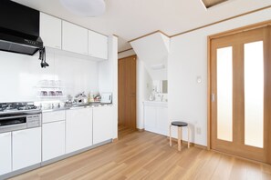 Fridge, microwave, stovetop, cookware/dishes/utensils - 4 minutes walk from NishiKokura Station  10 minu / Kitakyushu Kokurakita-ku Fukuoka (Kitakyushu Kokurakita-ku)