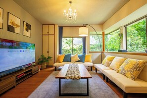 TV - A former presidents mansion from the bubble era  / Izu Shizuoka (Izu)