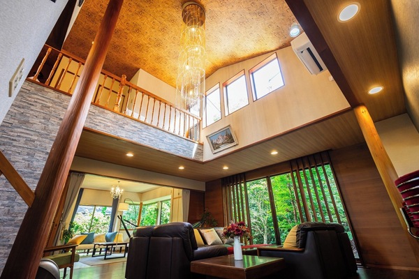 When you open the front door, you will be greeted by a 5.5m high ceiling and a chandelier.