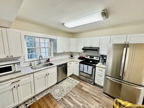 Een koelkast, een microgolfoven, een oven, een kookplaat