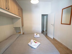 1 bedroom, travel crib, free WiFi, bed sheets - Nice apartment in villa for 4 people with WIFI, pool, A/C, TV, terrace and pets allowed (Rosolina)