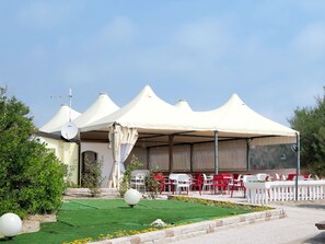 Outdoor dining - Cosy apartment in villa for 4 people with A/C, pool, WIFI, TV, terrace and pets allowed (Rosolina)