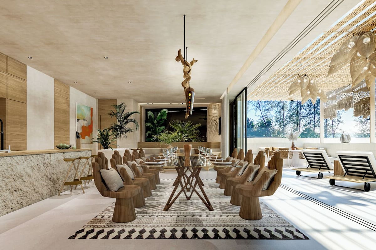 Un espace repas moderne avec une table centrale entourée de chaises en bois, un tapis à motifs et une grande fenêtre donnant sur la forêt.