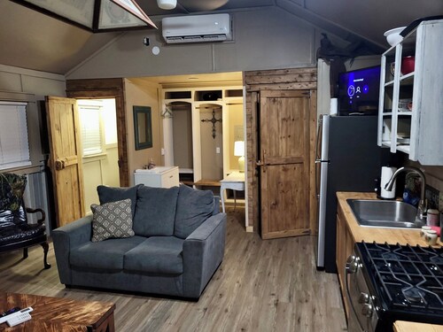 Cozy “Bunkhouse” cabin in charming Leakey with WiFi, AC. Near Frio and Garner! 