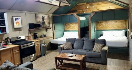 Cozy “Bunkhouse” cabin in charming Leakey with WiFi, AC. Near Frio and Garner!