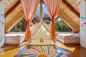 7 quartos, ferros/tábuas de passar roupa, berço de viagem