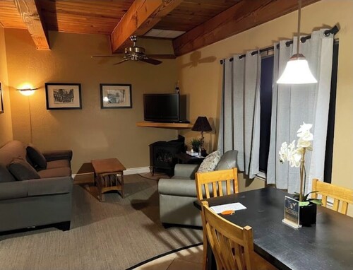 Charming 2-bedroom villa in delightful Stateline with WiFi