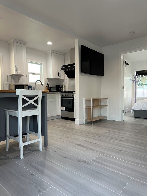 Private kitchen - Gated  & Morden 1bed1bath house in Baldwin Park with WiFi and AC (Baldwin Park)