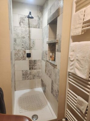 Haartrockner, Handtücher, Seife, Toilettenpapier