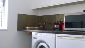 Een koffiezetapparaat/waterkoker, een koelkast, een oven