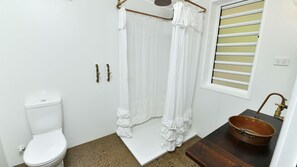 Shower - The Eagle's Nest - Adventure-Ready 4-Bedroom Holiday Home in Manilla, NSW (Manilla)