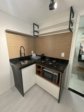 Geladeira, micro-ondas, cooktop, talheres/pratos/utensílios de cozinha