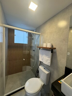 Apartamento básico | Banheiro | Sabonete, papel higiênico