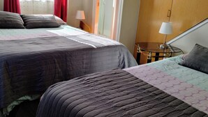Classic trippelrum - flera sängar - uteplats - utsikt mot innergården