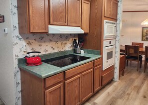 Fridge, microwave, oven, stovetop - Rancho Mula Oso PLUS Bunkhouse: Unparalleled Outdoor Space (Terlingua)