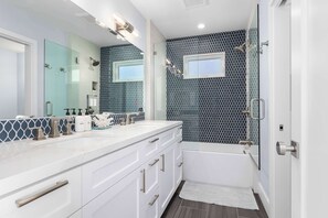 Een douche, een haardroger, handdoeken