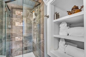Dusche, Haartrockner, Handtücher
