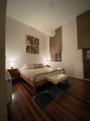 Escritorio, cortinas blackout y wifi gratis