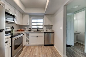 Jääkaappi, mikroaaltouuni, uuni, liesi