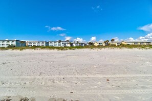 Una spiaggia nelle vicinanze