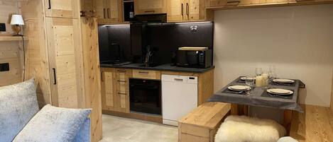 Kühlschrank, Mikrowelle, Ofen, Geschirrspüler