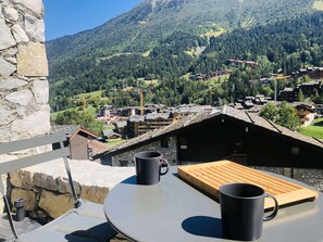 Outdoor dining - La Cachette 20 - Charming renovated 2 room apartment ski-in ski-out (LES AVANCHERS VALMOREL)