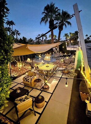 Outdoor dining - The Twin Palms Art House, your vibrant midcentury modern Palm Springs home base (Palm Springs)