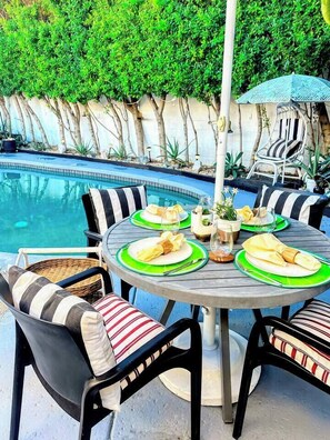 Outdoor dining - The Twin Palms Art House, your vibrant midcentury modern Palm Springs home base (Palm Springs)