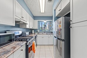 Fridge, microwave, oven, stovetop - City Beach Oasis:Clean, Quiet & Snowbirds friendly (Panama City Beach)