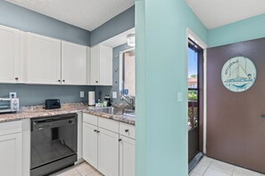 Fridge, microwave, oven, stovetop - City Beach Oasis:Clean, Quiet & Snowbirds friendly (Panama City Beach)