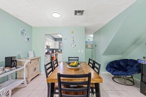 Dining - City Beach Oasis:Clean, Quiet & Snowbirds friendly (Panama City Beach)