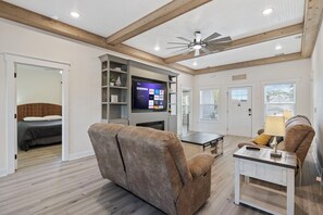 6 室のベッドルーム、アイロン / アイロン台、旅行用ベビーベッド、WiFi (無料)