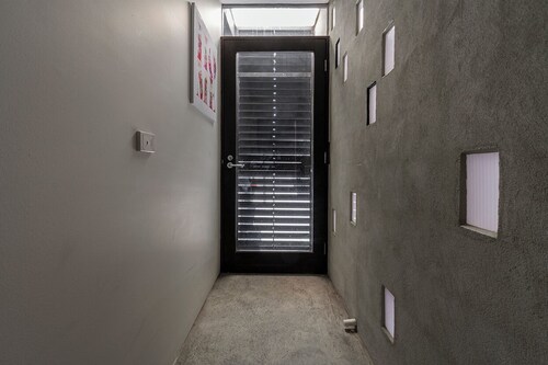 Melb Cbd a Zen oasis garden studio. 