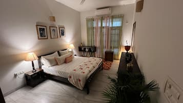 8 bedrooms, iron/ironing board, WiFi, bed sheets