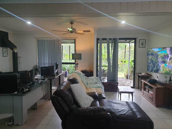 TV connectée, lecteur de DVD, jouets, espaces bureaux