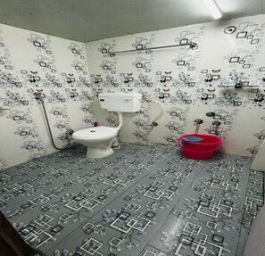 Shower, rainfall showerhead, free toiletries, towels