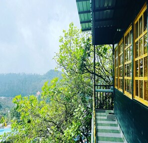 Ropa de cama hipoalergénica, escritorio, wifi gratis y ropa de cama