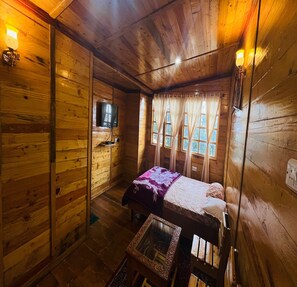 Family Room | Hypo-allergenic bedding, desk, free WiFi, bed sheets - Winter Wood's (Kodaikanal)