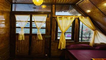 Hypo-allergenic bedding, desk, free WiFi, bed sheets