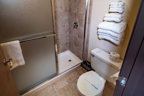 Single 1 room 1 bed, single room 2 bed | Badezimmer | Haartrockner, Handtücher, Seife, Shampoo