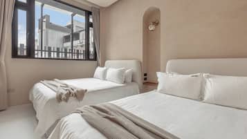 Cortinas blackout, wifi gratis y ropa de cama