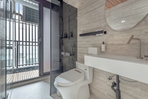 Doppelzimmer, Balkon | Badezimmer